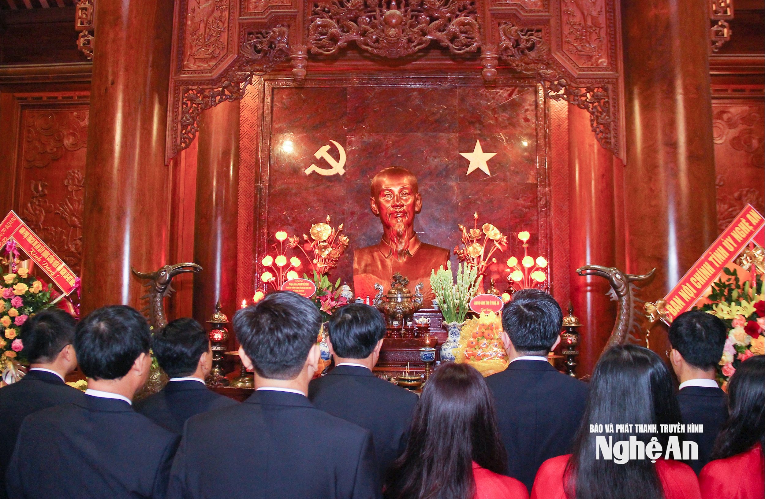 Đoàn công tác Ban Nội chính Tỉnh uỷ làm lễ tưởng niệm Chủ tịch Hồ Chí Minh. Ảnh- Mai Hoa