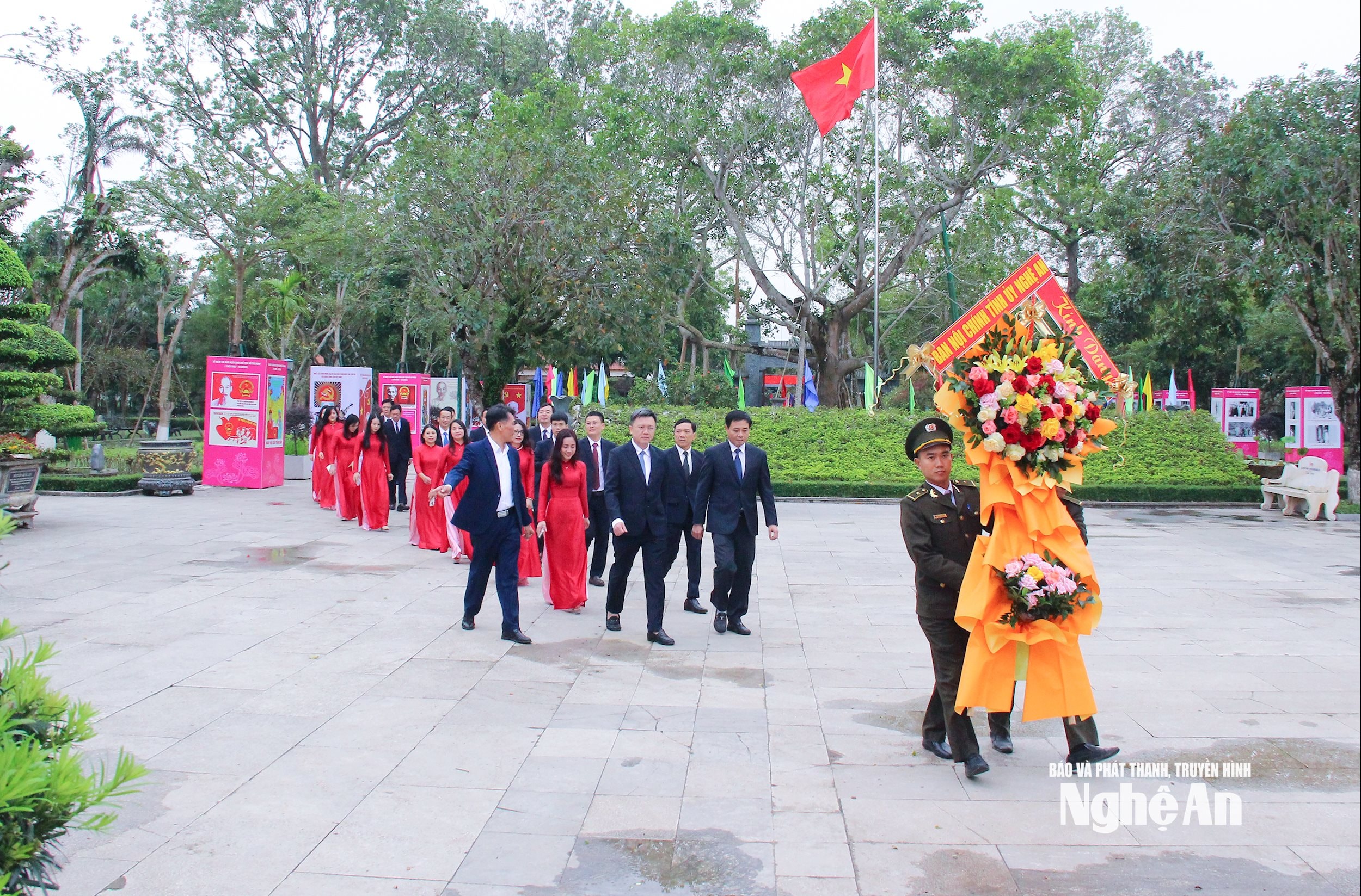  Đoàn công tác Ban Nội chính Tỉnh uỷ Nghệ An về dâng hoa tại Khu Di tích Quốc gia đặc biệt Kim Liên. Ảnh-Mai Hoa