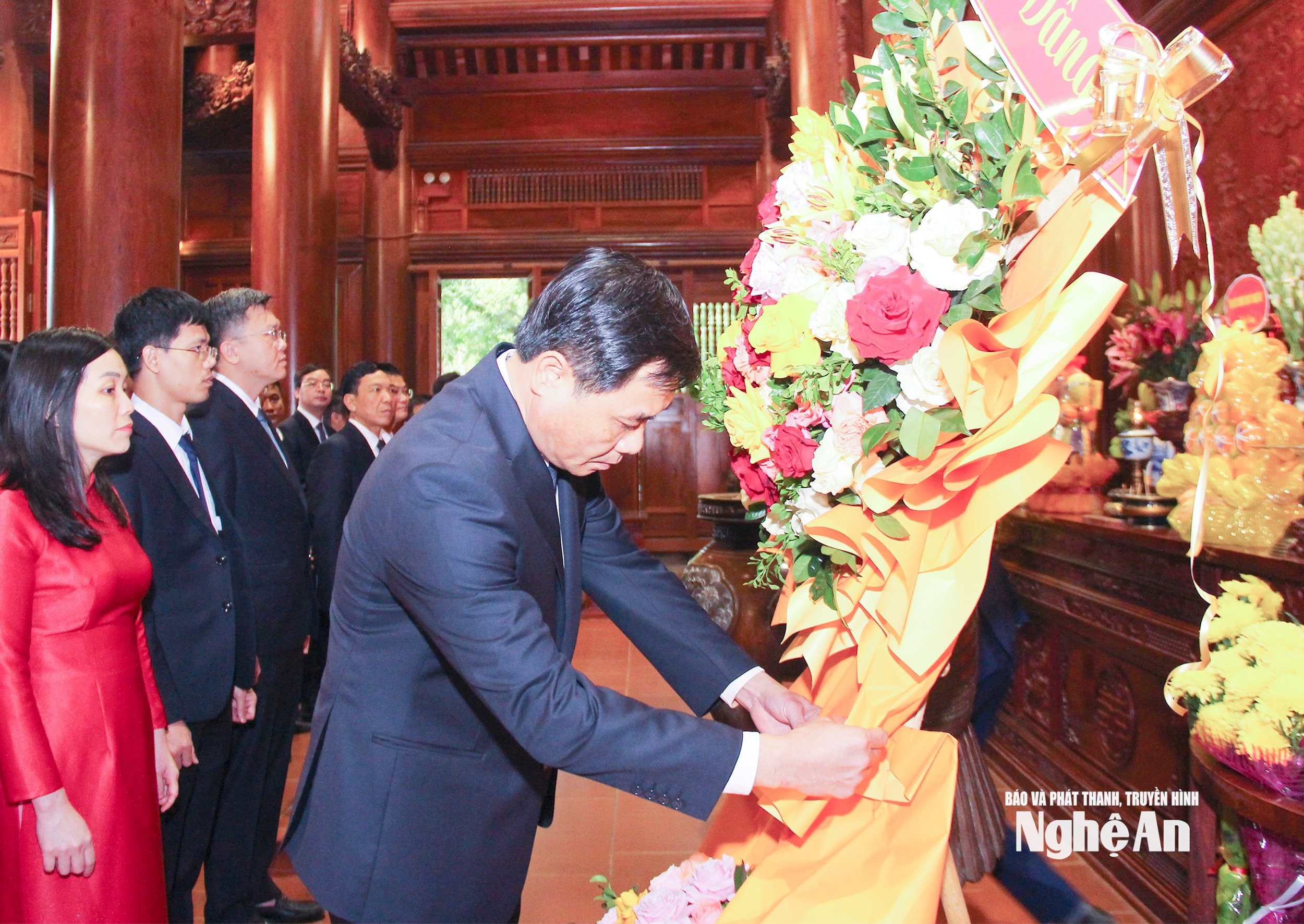  Đồng chí Hồ Lê Ngọc - Uỷ viên Ban Thường vụ Tỉnh uỷ, Trưởng ban Nội chính Tỉnh uỷ kính dâng lãng hoa tươi lên anh kinh Chủ tịch Hồ Chí Minh. Ảnh Mai Hoa