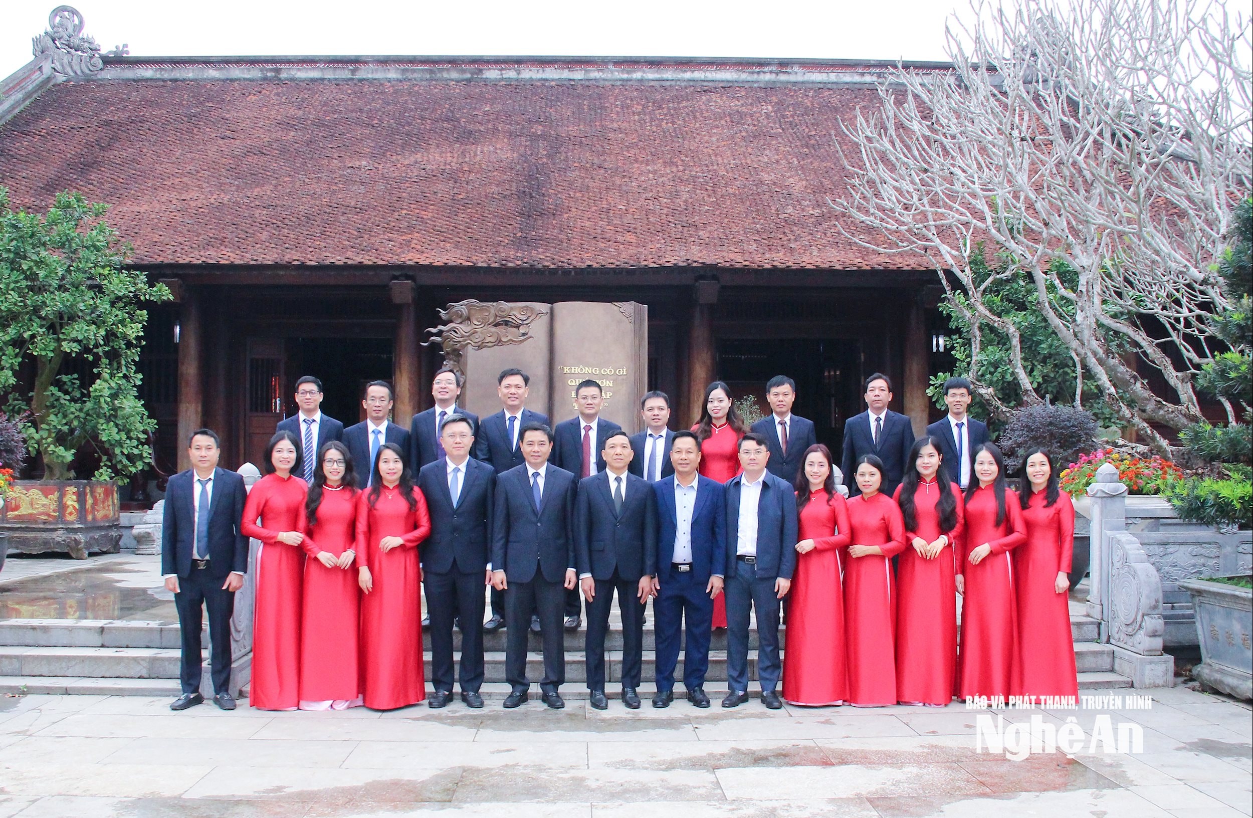  Lãnh đạo, cán bộ, công chức Ban Nội chính Tỉnh uỷ chụp ảnh lưu niệm tại Khu Di tích 