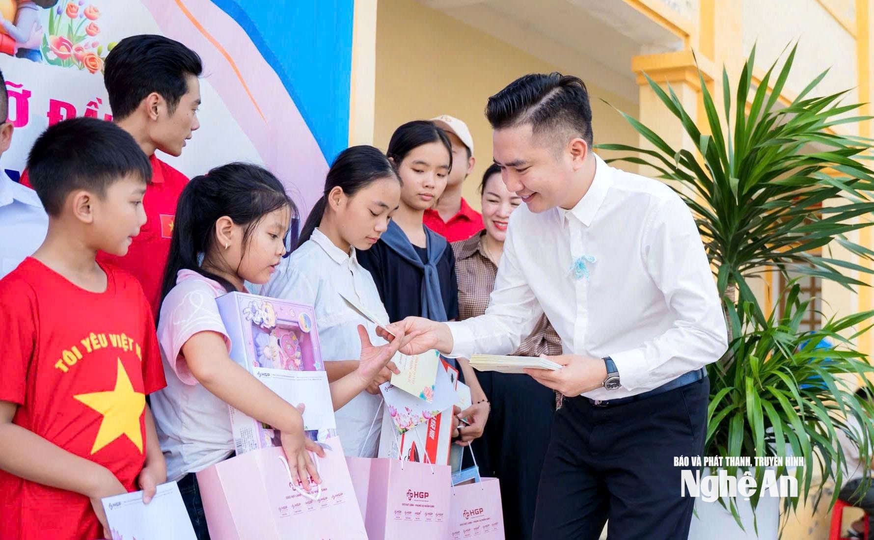 Tặng quà hàng tháng trong chương trình mẹ đỡ đầu ở Hung Nguyên 