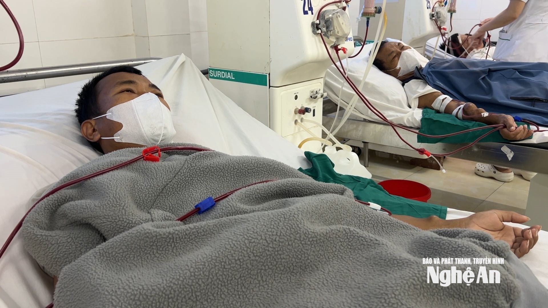 Anh Nguyễn Đình Thông cùng bố đang chạy thận. Ảnh Ngọc Dũng