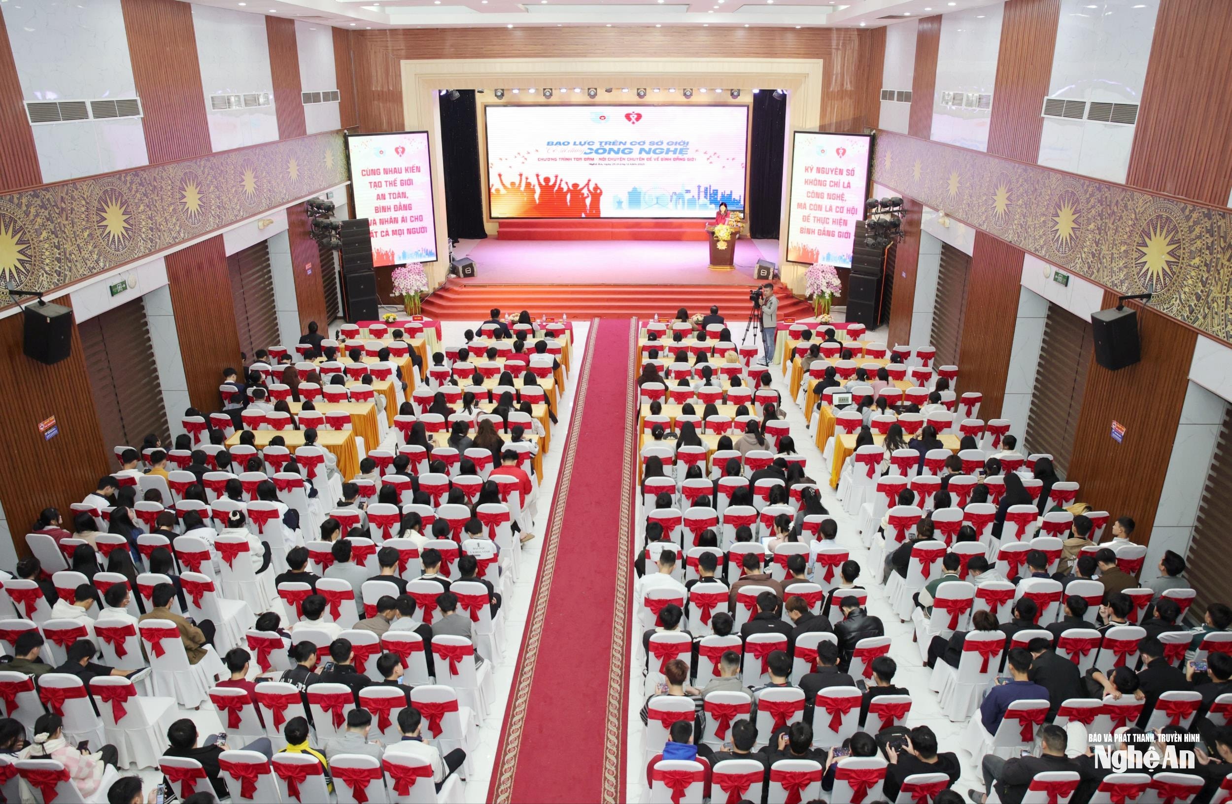 Dự chương trình có đại diện Sở Nội vụ, Ban thanh thiếu niên - Quỹ Dân số Liên hợp Quốc (UNFPA) tại Việt Nam, đại diện lãnh đạo và sinh viên các trường Đại học, Cao đẳng trên địa bàn tỉnh cùng các cơ quan, đơn vị liên quan. Ảnh: Thanh Quỳnh