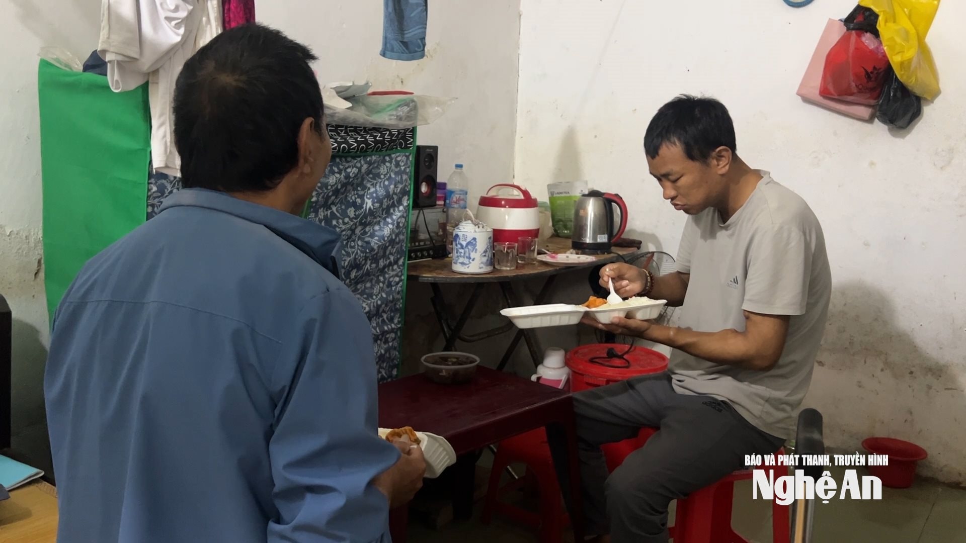 bố con anh Nguyễn Đình Thông sống chật vật trong một nhà trọ ở xóm chạy thận Lê Ninh. Ảnh Ngọc Dũng