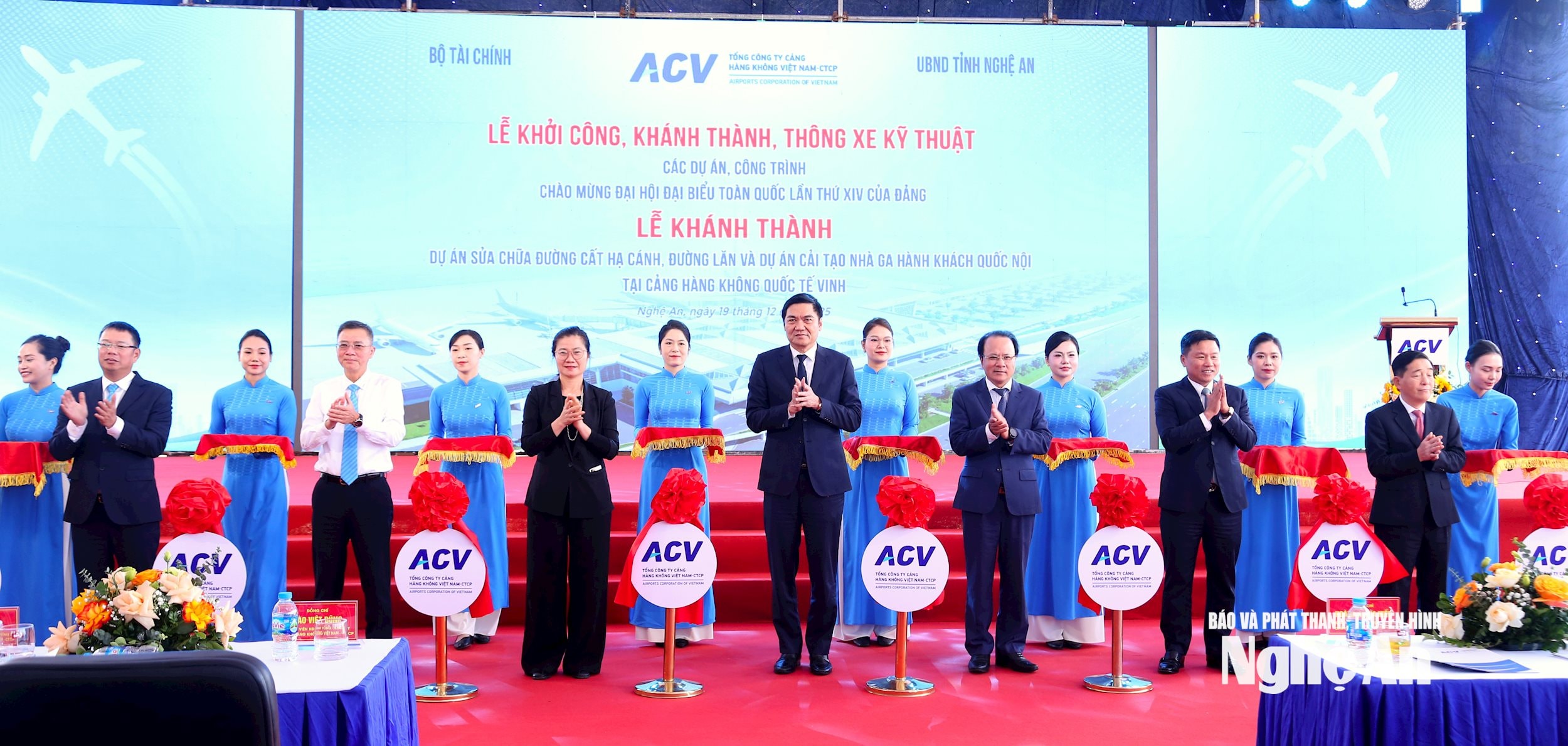 Các đại biểu thực hiện nghi thức cắt băng khánh thành. Ảnh Quang An