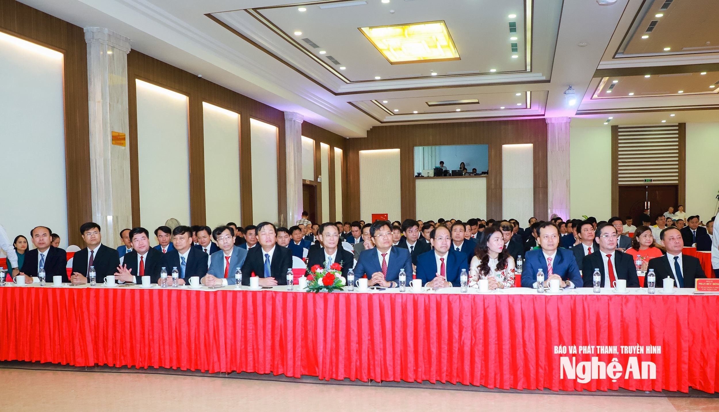 Các đồng chí Bí thư Đảng ủy 130 xã, phường tại Lễ công bố. Ảnh Thành Duy