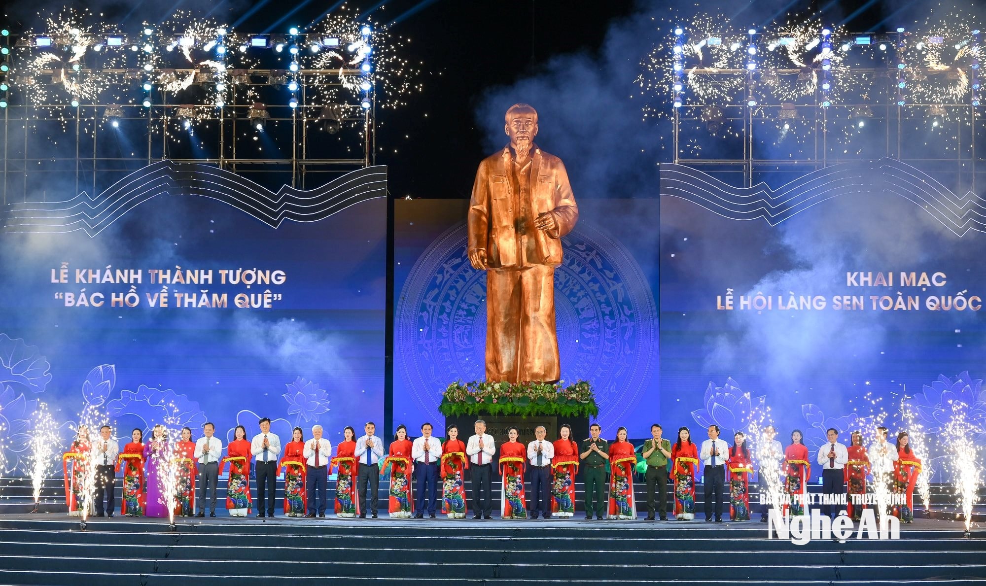 Cắt băng khánh thành tượng Bác Hồ về thăm quê