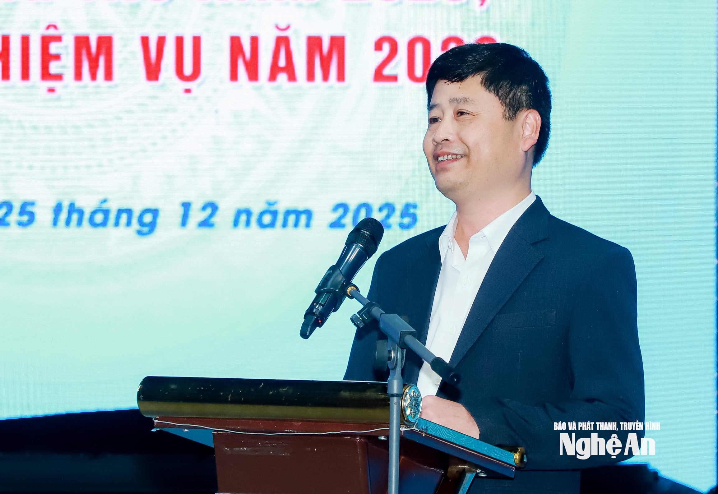 Đồng chí Trần Minh Ngọc - Ủy viên Ban Chấp hành Đảng bộ tỉnh, Bí thư Đảng ủy, Tổng Biên tập phát biểu tại hội nghị. Ảnh: Thành Duy