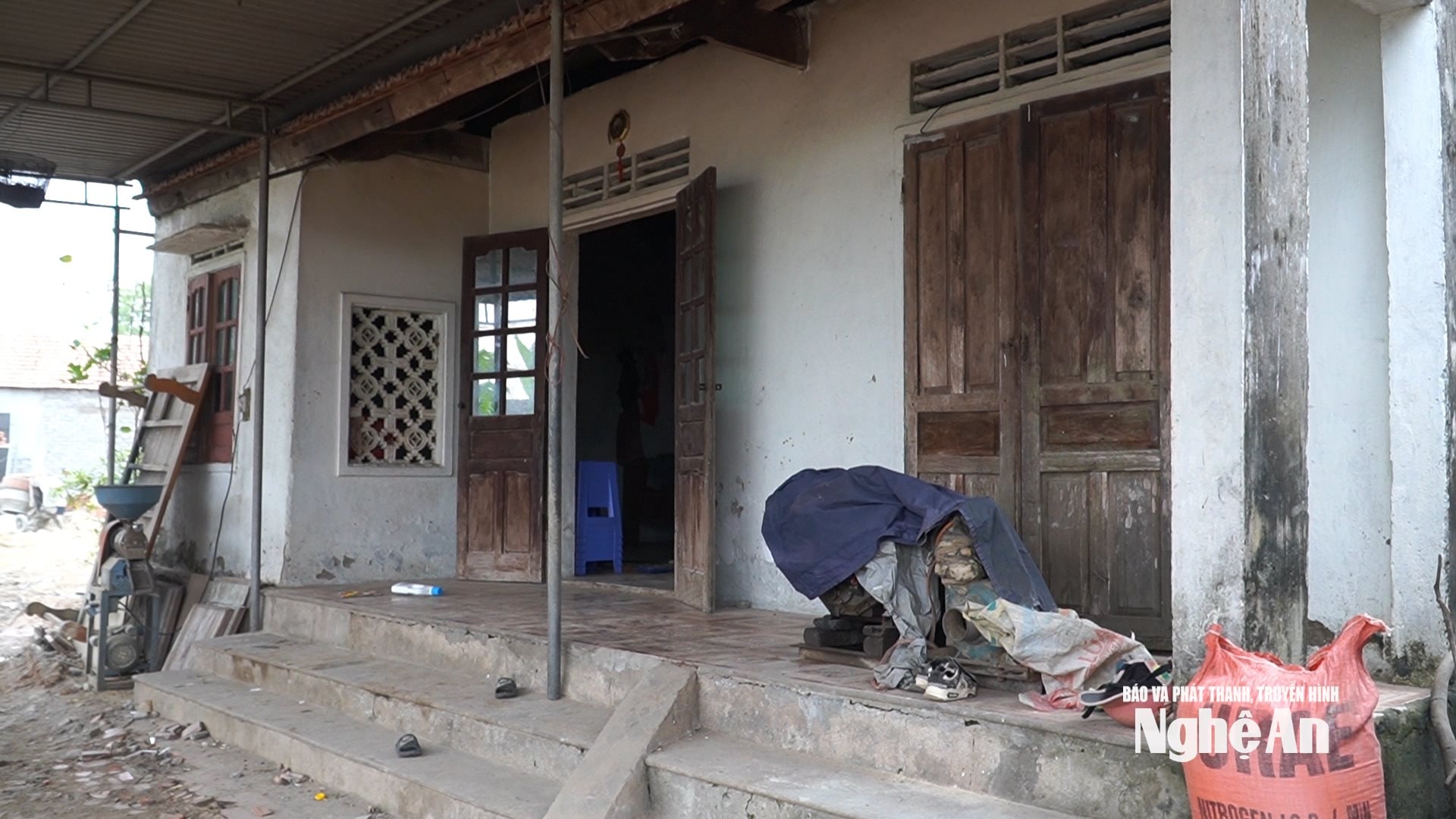 ngôi nhà xập xệ của gia đình anh Thông ở xóm Trù Sơn 4, xã Bạch Hà. Ảnh Ngọc Dũng