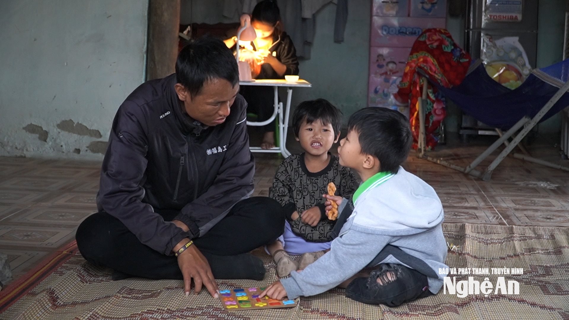 Thi thoảng anh Thông về nhà thăm vợ con. Ảnh Ngọc Dũng