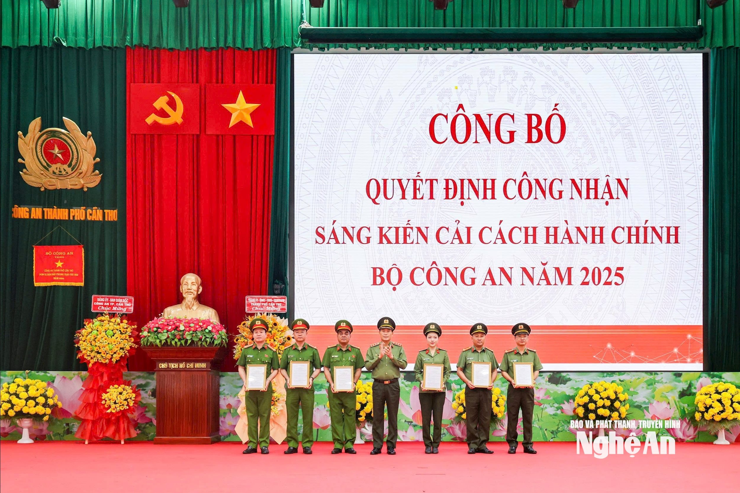 Thứ trưởng Lê Quốc Hùng trao Quyết định công nhận sáng kiến CCHC cấp Bộ năm 2025 cho Công an Nghệ An.