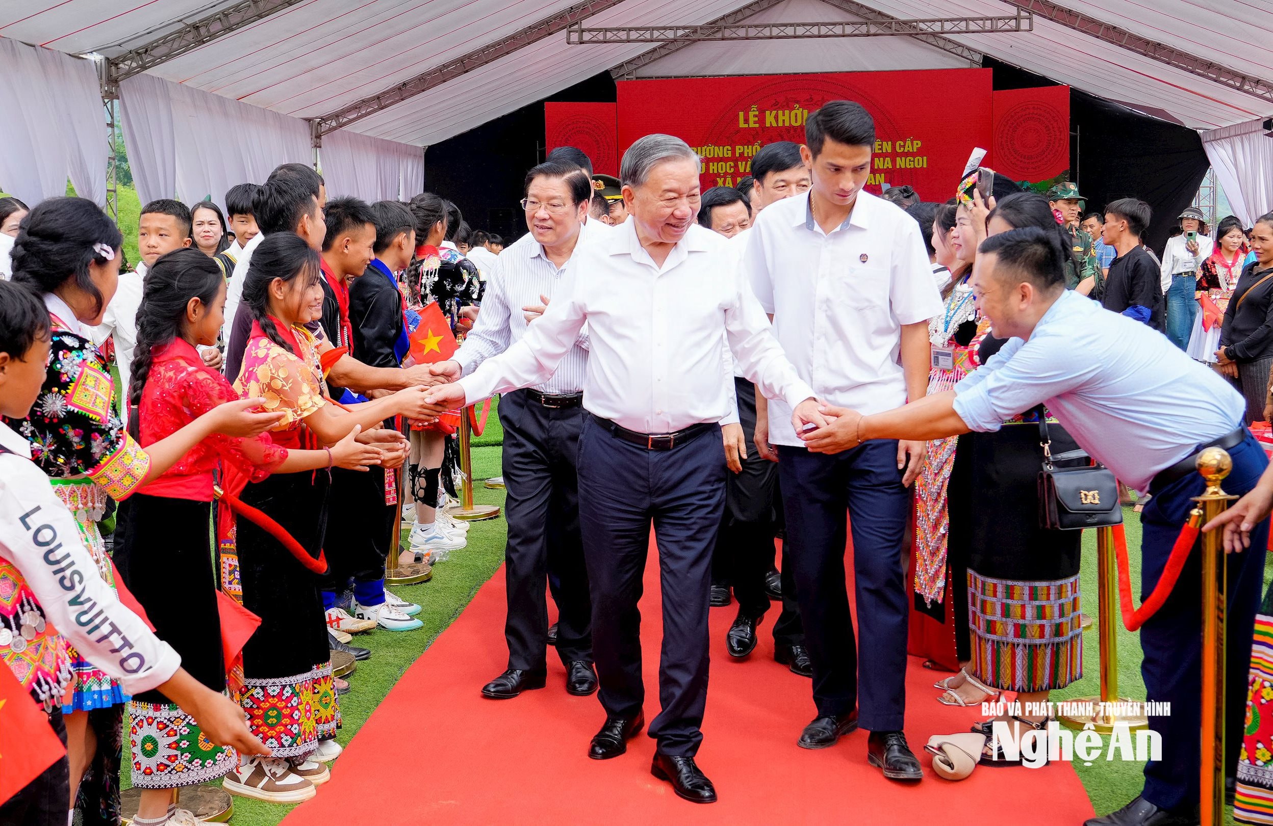 Tổng Bí thư Tô Lâm cùng các đồng chí lãnh đạo Đảng, Nhà nước, bộ, ngành Trung ương, tỉnh Nghệ An dự Lễ khởi công xây dựng Trường Phổ thông nội trú liên cấp TH và THCS Na Ngoi. Ảnh: Phạm Bằng