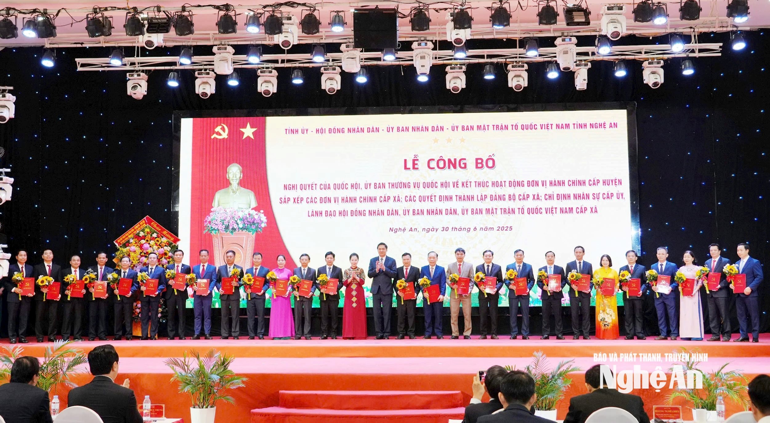 Trao quyết định cho các đồng chí Bí thư Đảng ủy 130 xã, phường. Ảnh Thành Duy