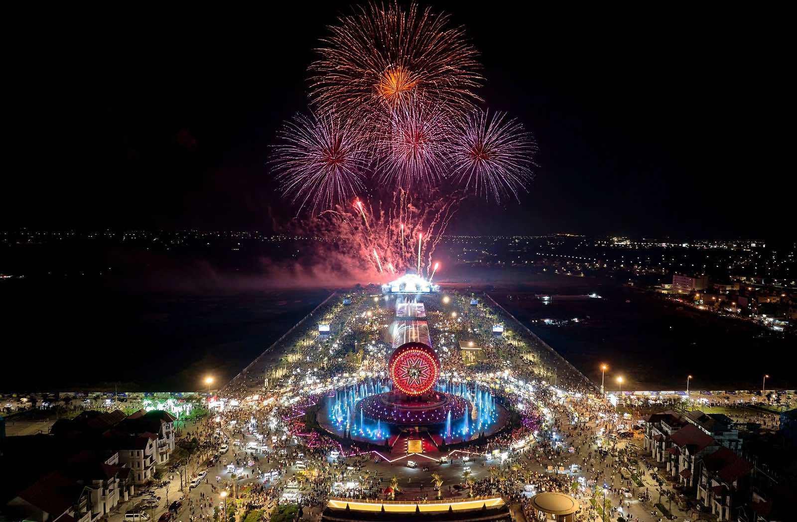 Pháo hoa tầm cao tại Quảng trường Sun Urban City.