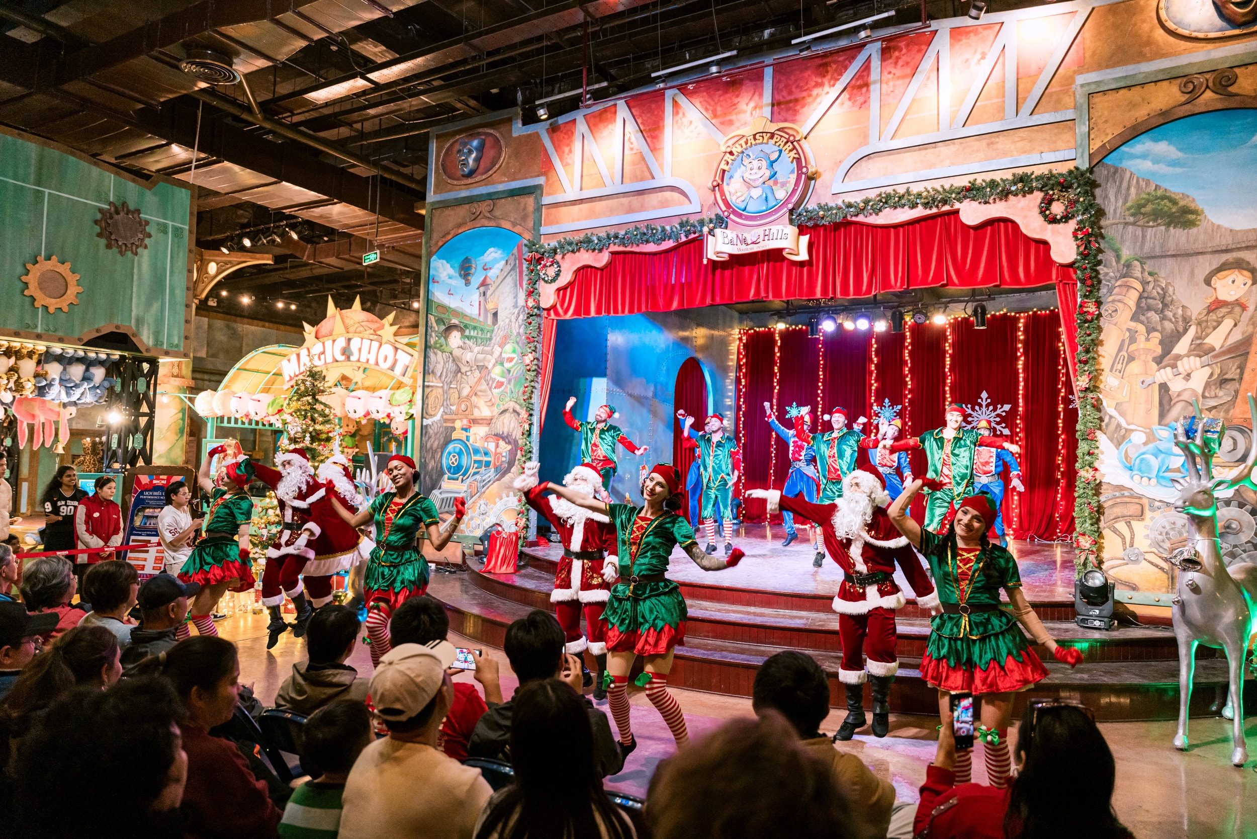 Không khí lễ hội và minishow tại Sun World Ba Na Hills.