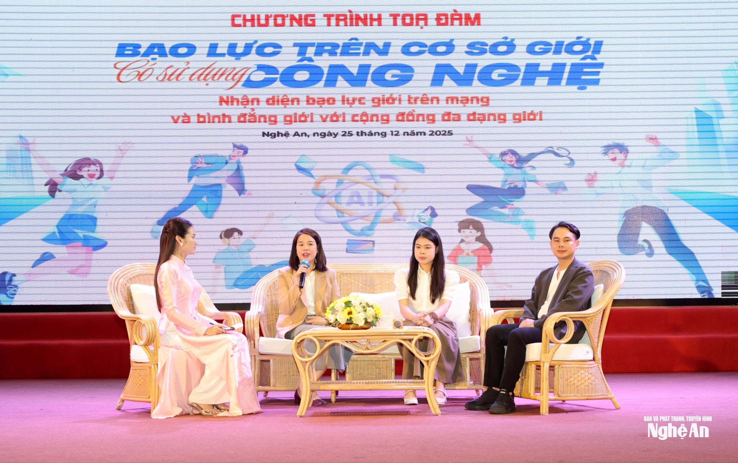 Chuyên gia của Quỹ Dân số Liên hợp Quốc (UNFPA) tại Việt Nam, đại diện cộng đồng đa dạng giới và sinh viên tiêu biểu của Nghệ An tại tọa đàm. Ảnh: Thanh Quỳnh