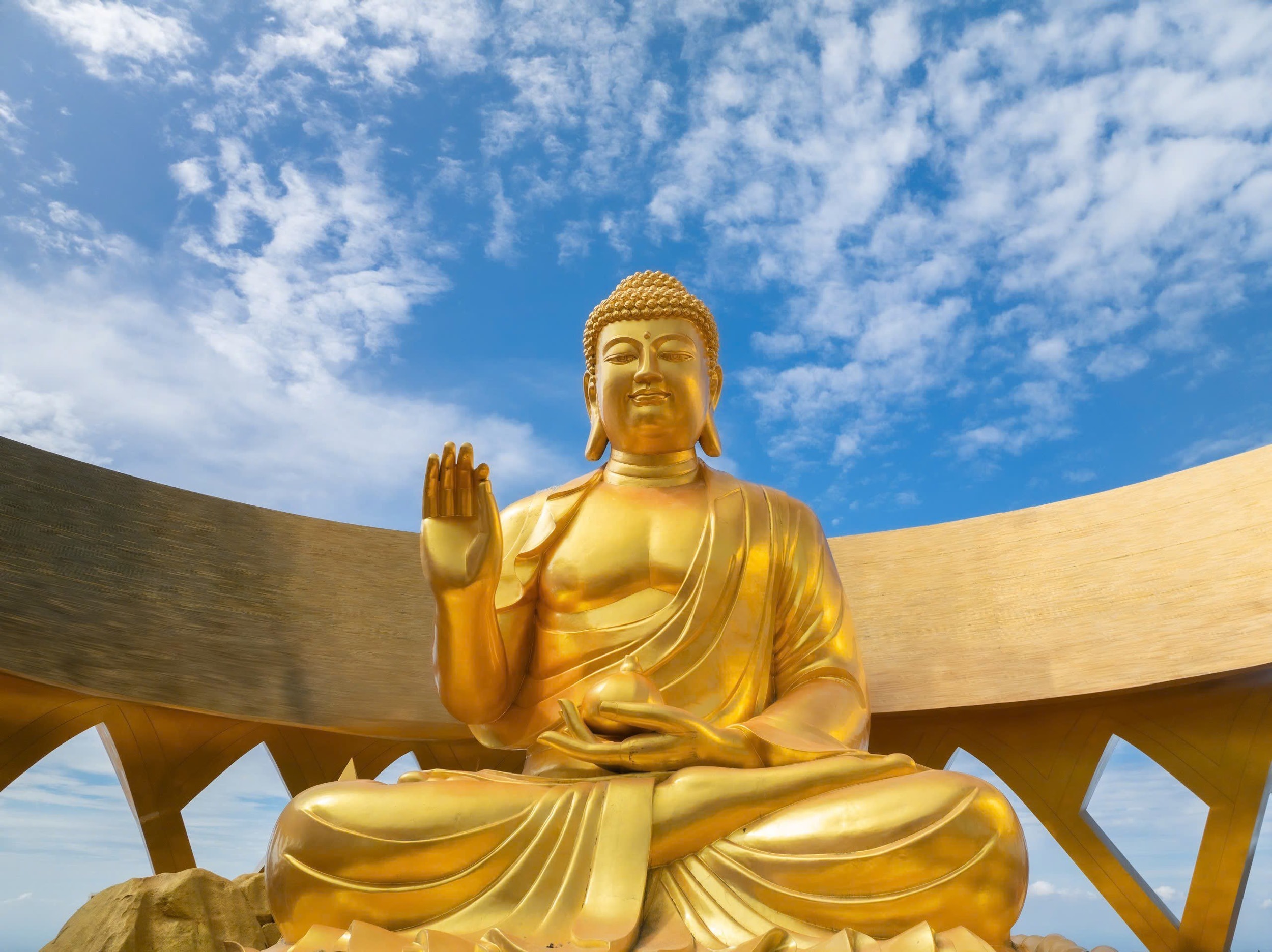 Tôn tượng Đức Phật Câu Na Hàm Mâu Ni trên đỉnh núi Bà Đen.