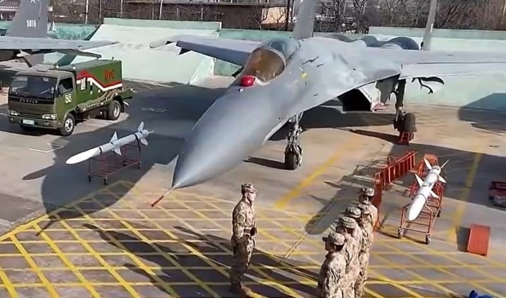 Tiêm kích J-11A của Trung Quốc mang tên lửa R-27 và PL-12 trong huấn luyện mặt đất