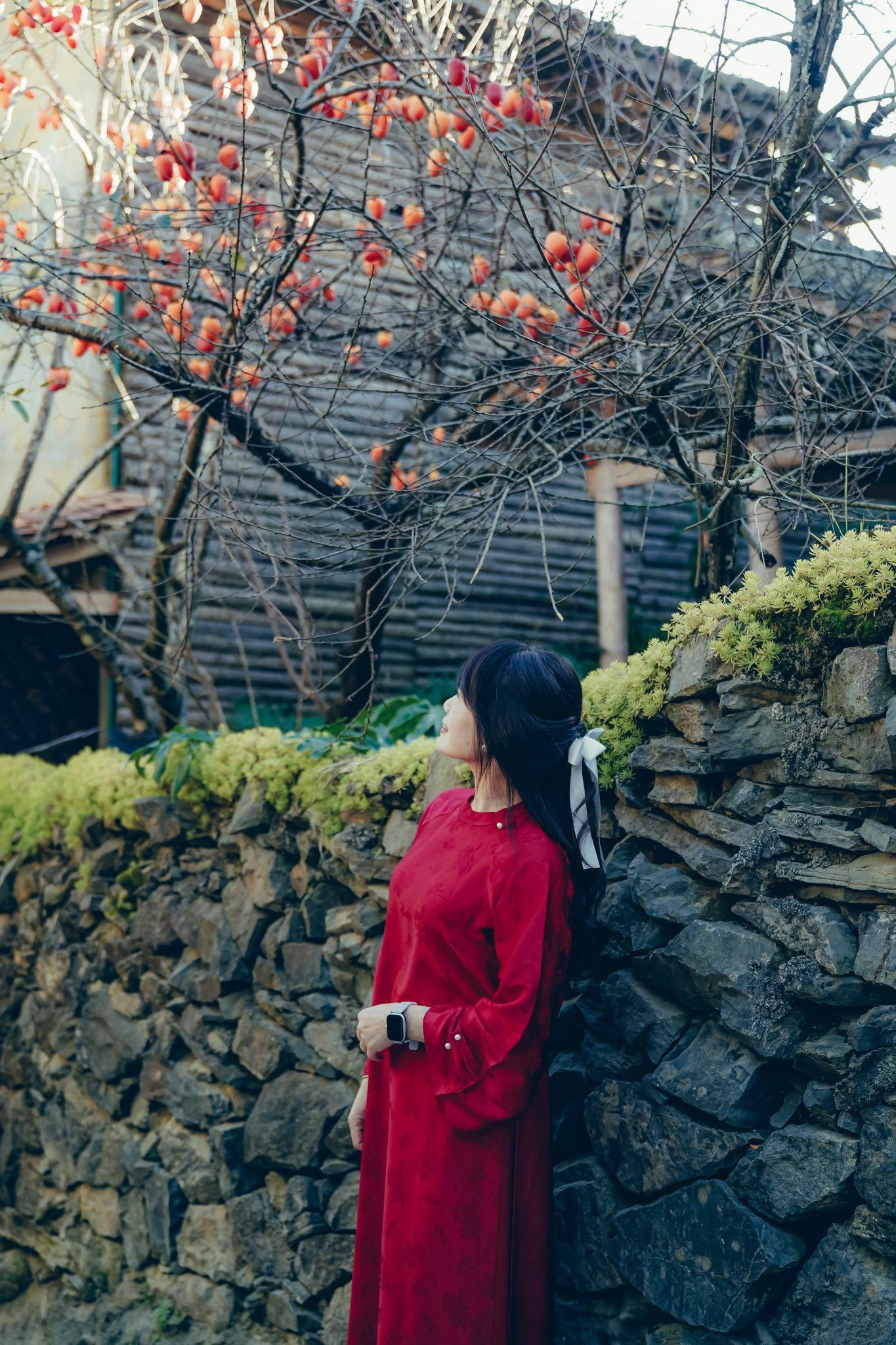 Trẻ em nô đùa trên con đường đá trong làng Lô Lô Chải