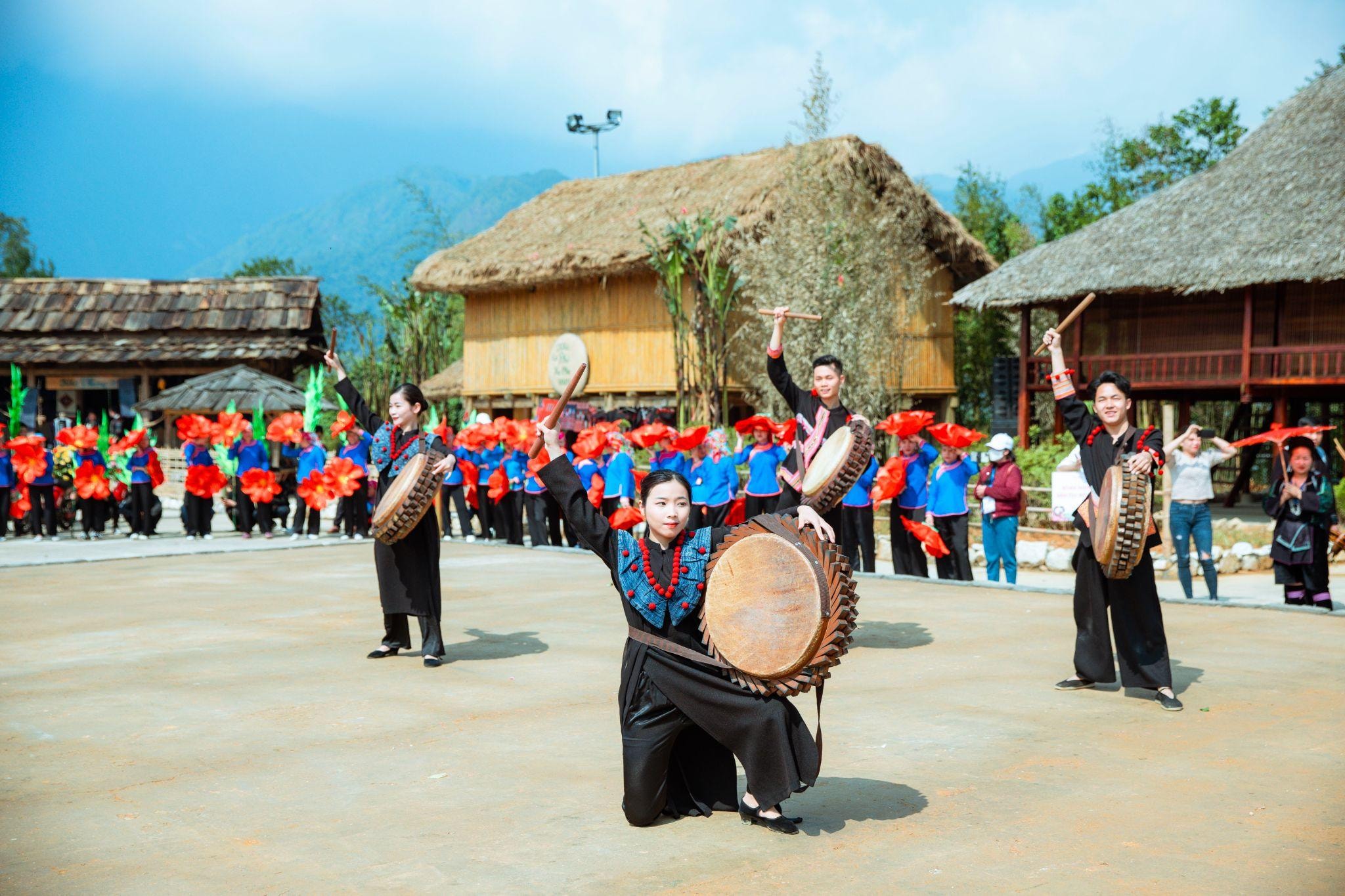 Du khách trải nghiệm văn hóa tại Bản Mây, Sa Pa.