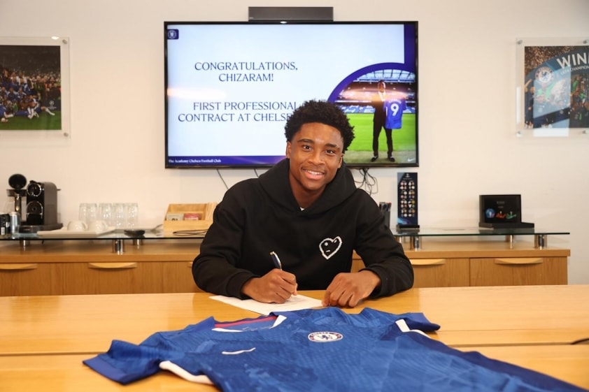 Chizaram Ezenwata ký hợp đồng chuyên nghiệp với Chelsea