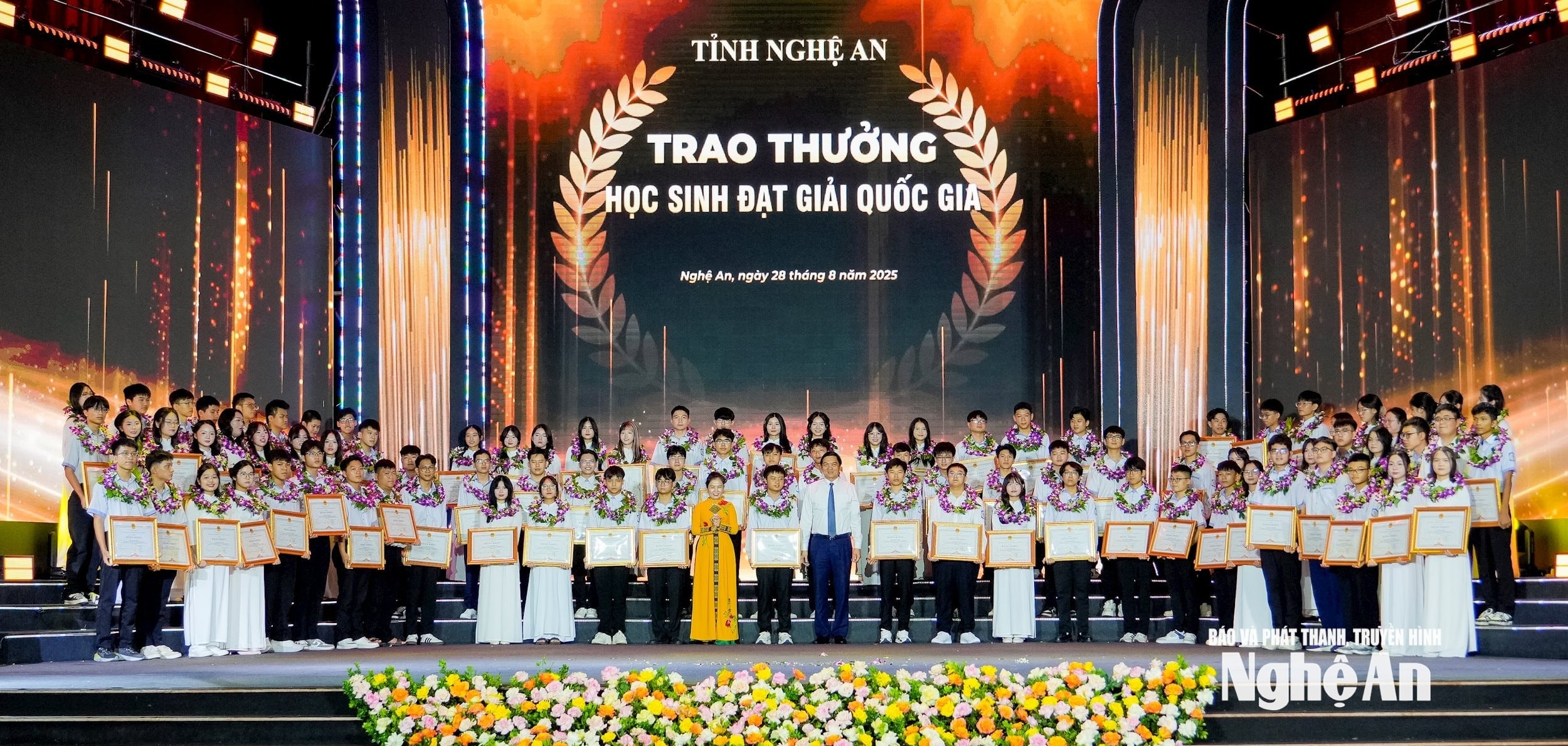 trao-thuong-hoc-sinh-gioi.jpg