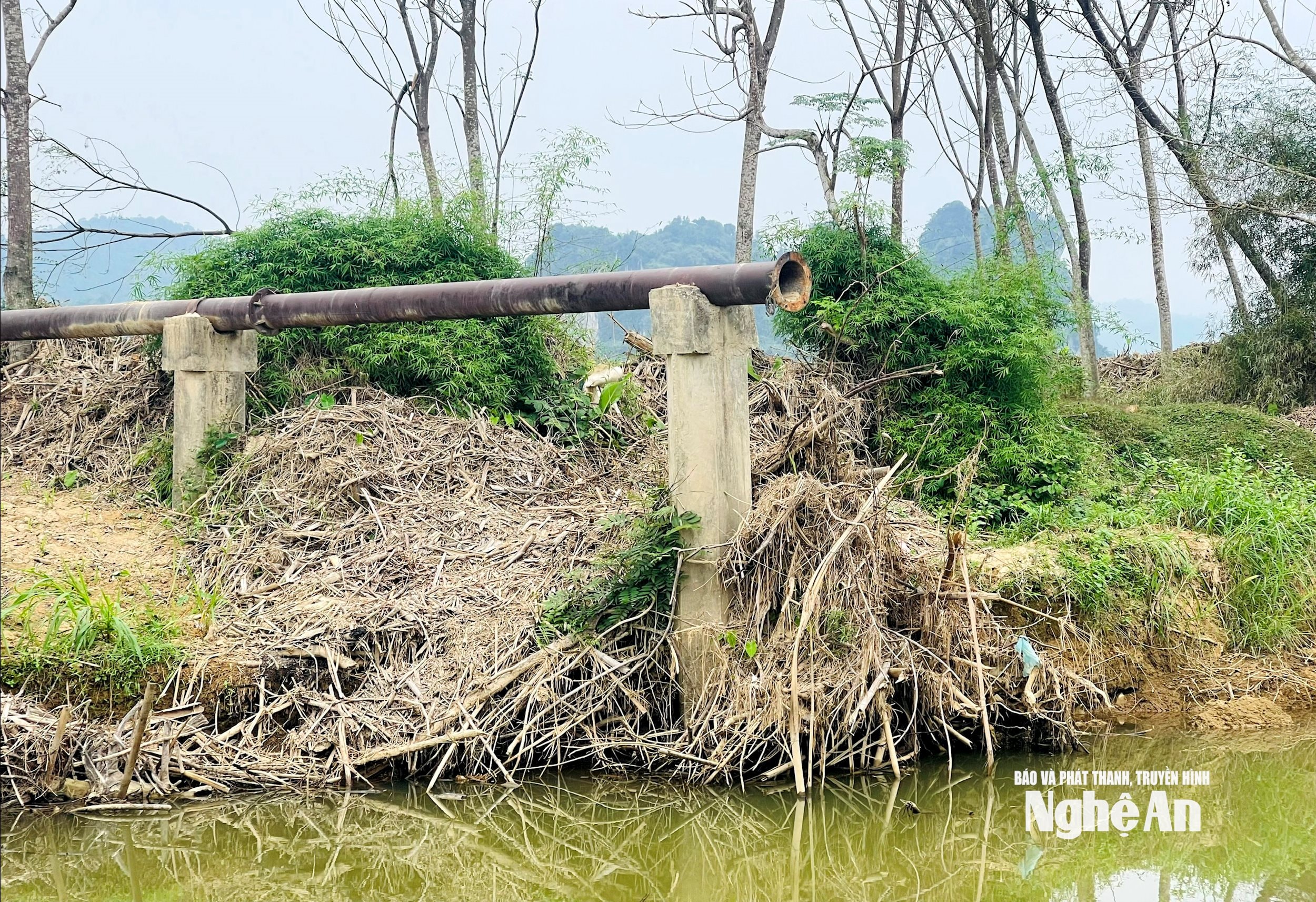 Tuyến kênh N62 của xã Châu tiến bị đứt gãy sau mua lũ. Ảnh: Quan An