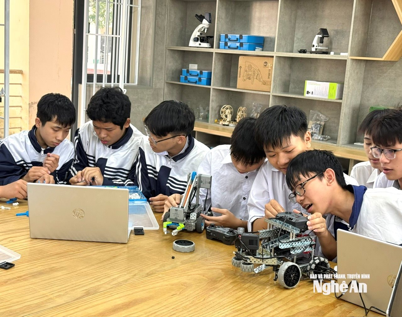 Học sinh đang nghiên cứu lắp ráp Robot