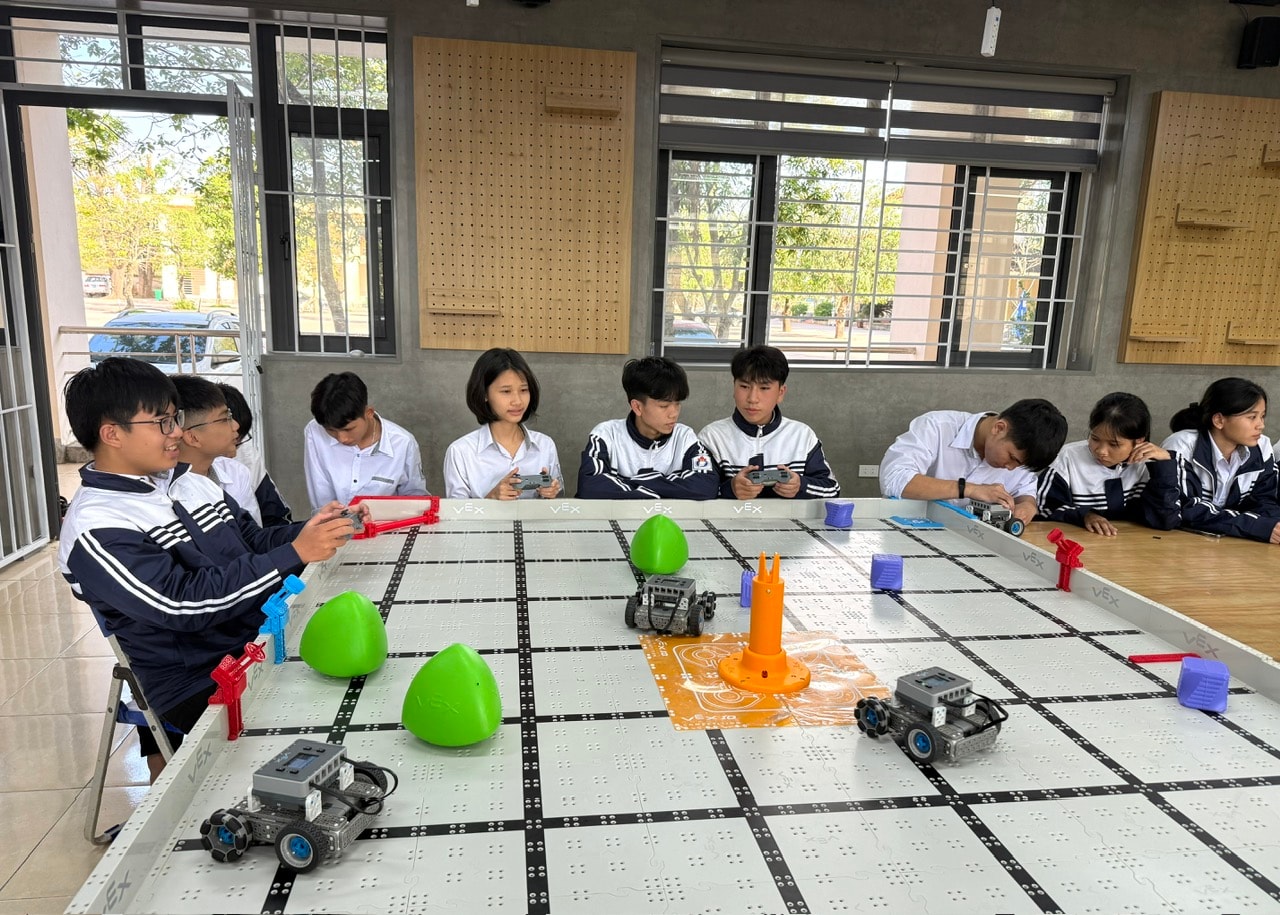 Học sinh điều khiển Robot vừa lắp ráp