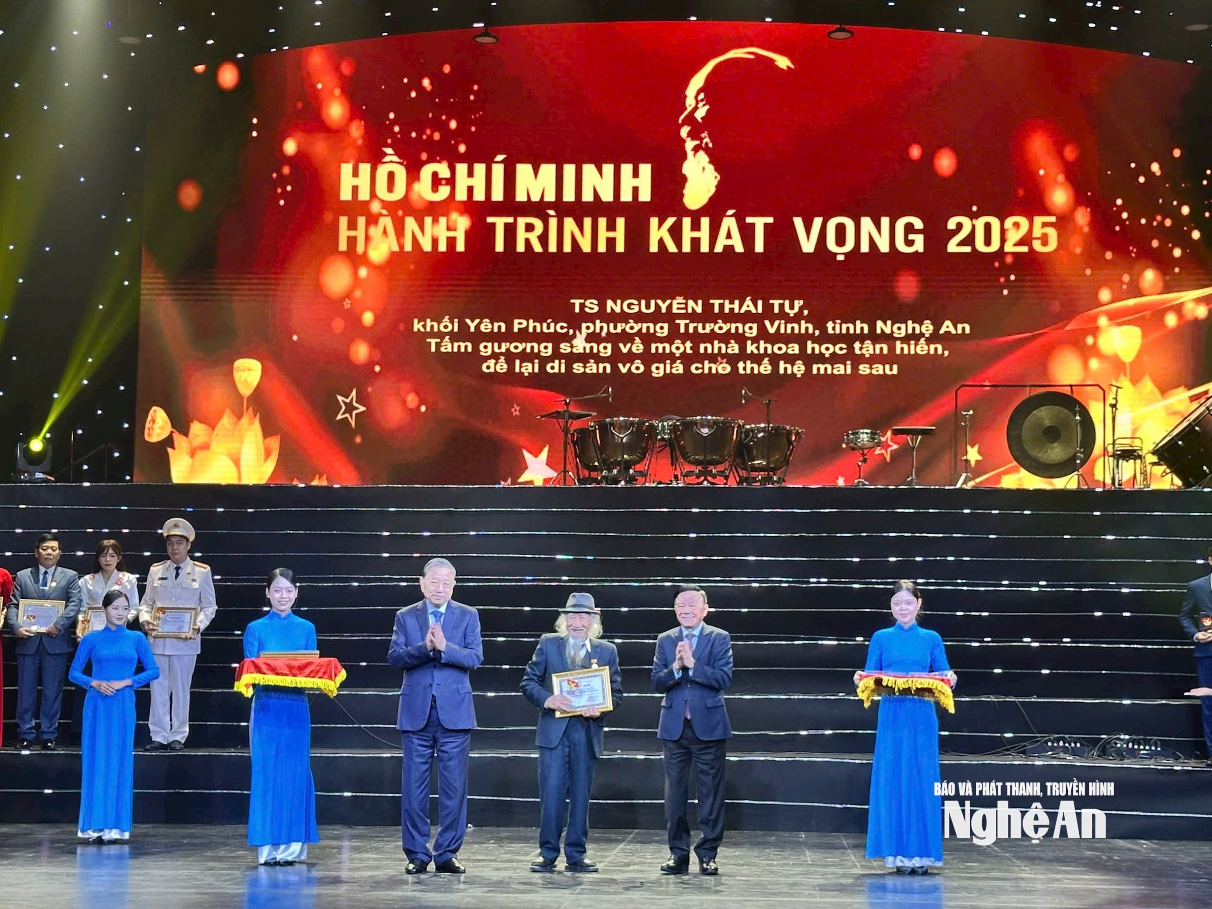 Tiến sĩ Nguyễn Thái Tự - điển hình tiêu biểu tỉnh Nghệ An được trao giấy chứng nhận và biểu trưng của Chương trình