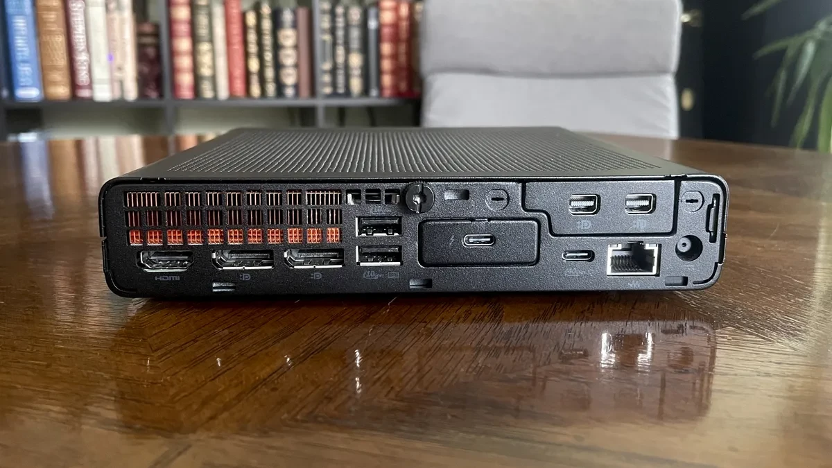 Hệ thống cổng kết nối đa dạng phía sau máy HP EliteDesk 8 Mini G1a