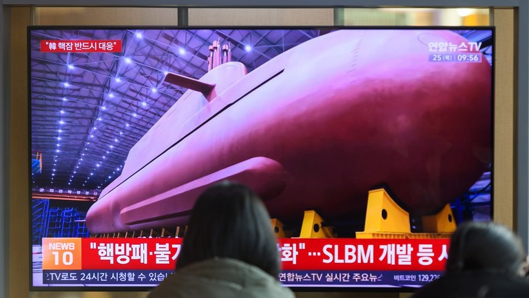 Nhà lãnh đạo Triều Tiên Kim Jong Un thị sát tàu ngầm hạt nhân 8.700 tấn