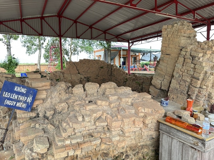 Một phần kiến trúc đã bị sụp đổ của tháp Chót Mạt được bảo tồn để nghiên cứu học thuật.