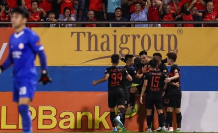 Hình ảnh Đức Chiến ăn mừng trước đội bóng cũ trong quá khứ.