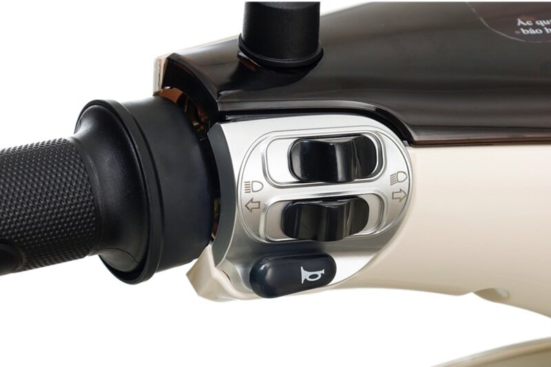 Hệ thống nút bấm và tay lái xe máy điện Yadea Vigor