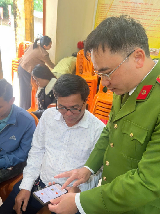 Giao diện các bước cập nhật thông tin cư trú trên ứng dụng VNeID