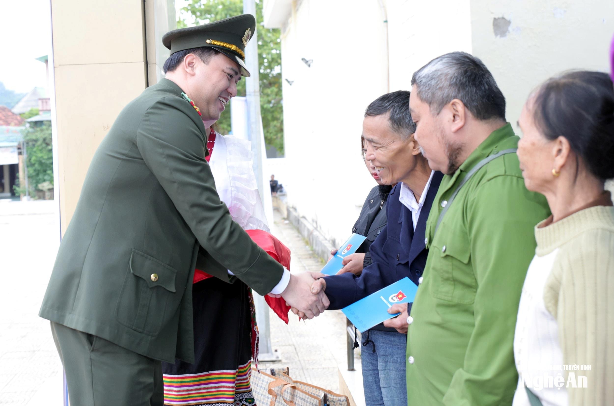 Thượng tá Đồng Đức Vũ - Ủy viên Ban Thường vụ Trung ương Đoàn, Trưởng ban Thanh niên Công an nhân dân trao quà tại chương trình. Anh