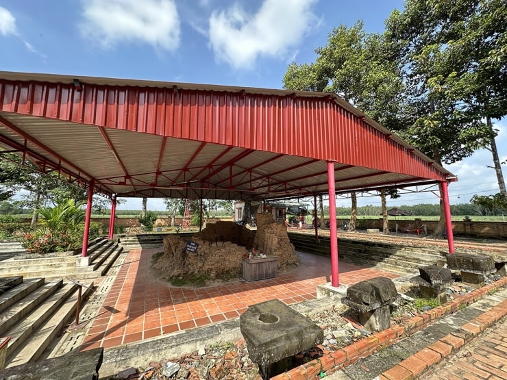 Di tích còn lại bao gồm bệ thờ Yoni và tượng thần Vishnu bằng sa thạch.