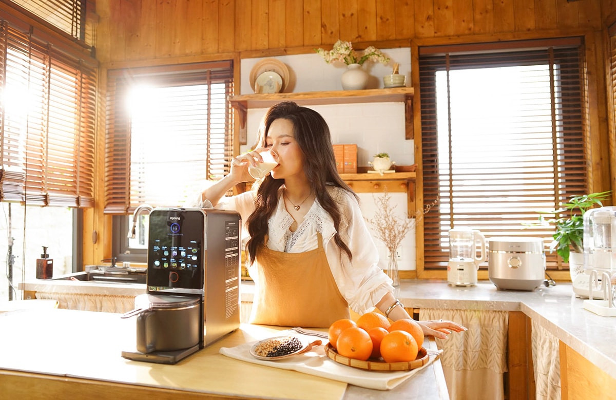 Thu Nhi và Joyoung: Hồi sinh ký ức sữa đậu nành ba miền chỉ bằng một nút bấm