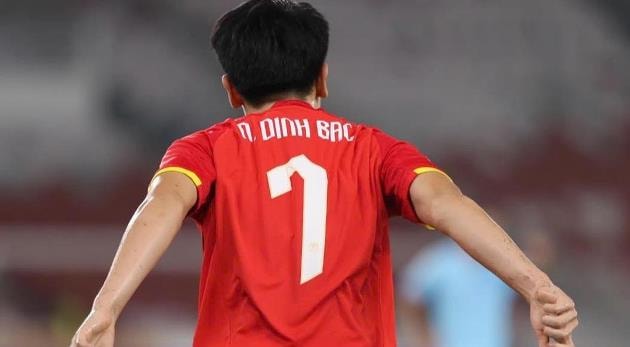 Tiền đạo Nguyễn Đình Bắc tập luyện cùng đội tuyển.