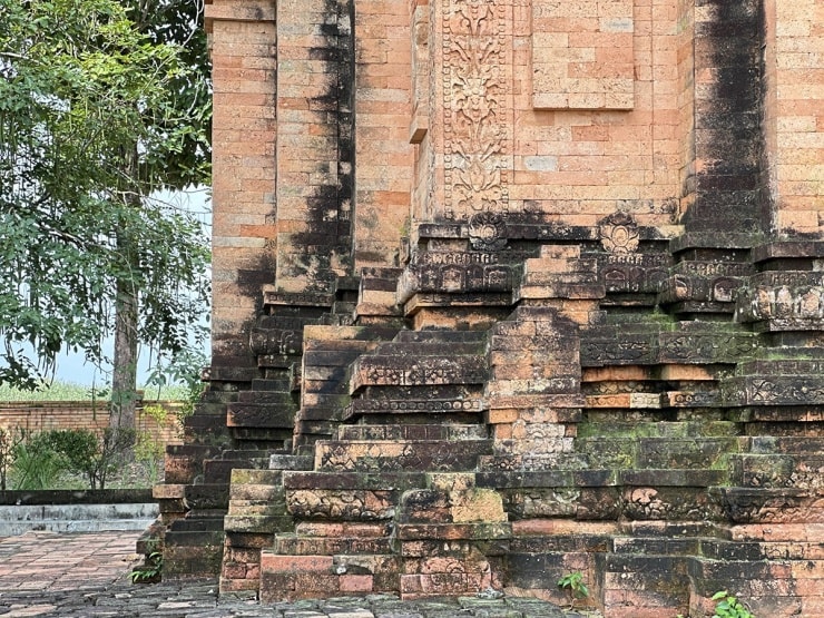 Tháp Chót Mạt được xây dựng bằng cách đặt các phiến đá và gạch nung phẳng xếp chồng khít lên nhau mà không dùng chất kết dính.