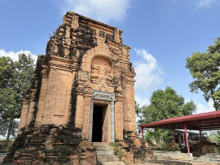 Tháp không có chóp mái, cái tên Chót Mạt bắt nguồn từ việc ngôi tháp khi được phát hiện đã bị mất đi phần chóp.