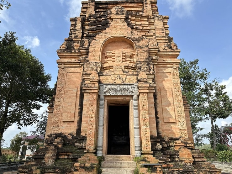 Về thiết kế kiến trúc, tháp Chót Mạt được xây hình vuông với 4 cạnh theo 4 hướng có chiều cao 10m.