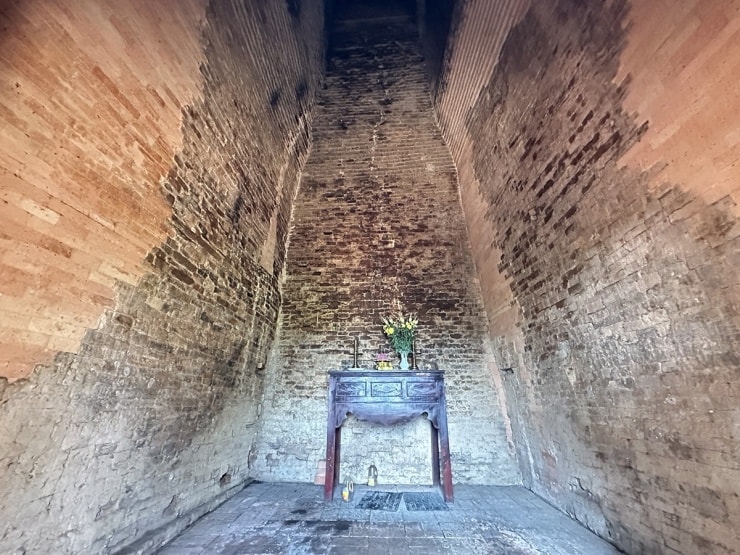 Khu vực thờ cúng bên trong tháp khá đơn giản, là nơi cư ngụ của một số loài dơi.