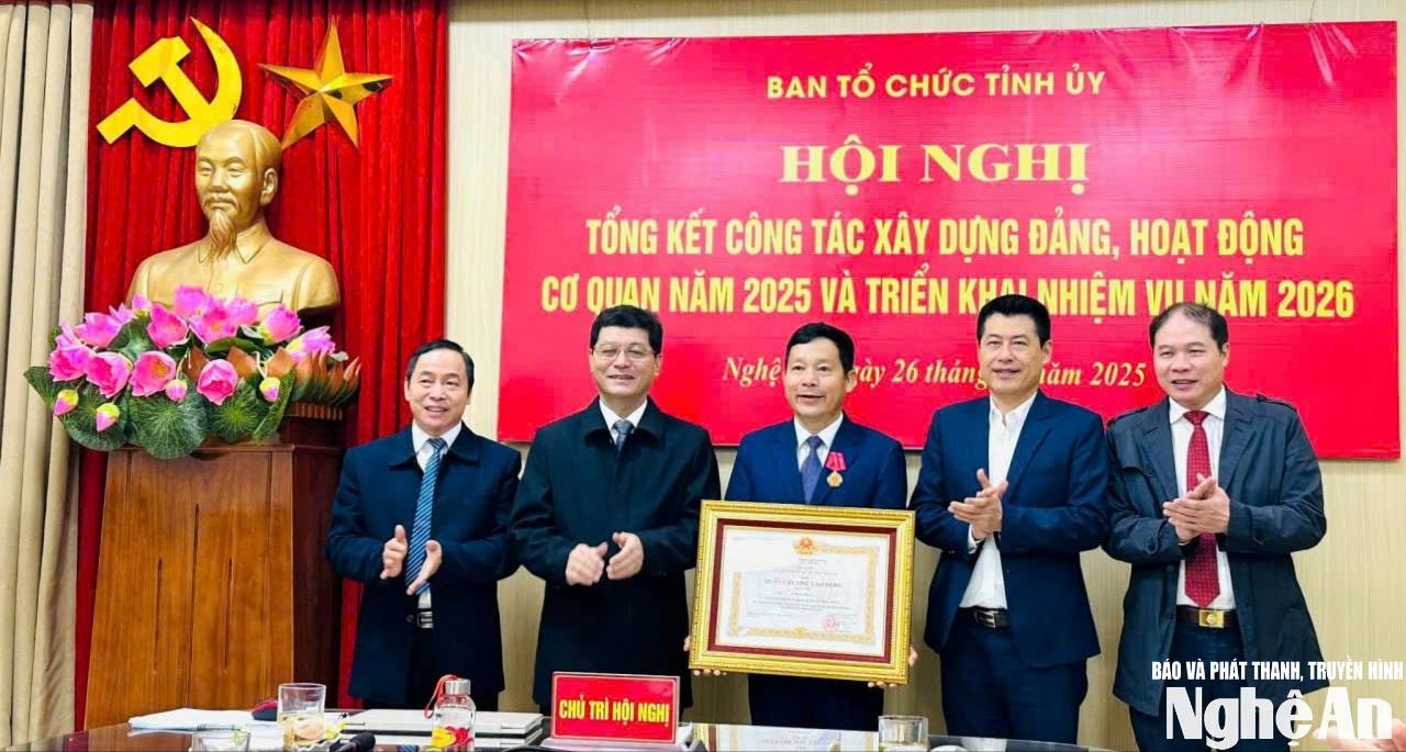 trao-tang-huan-chuong-lao-dong-hang-nhi-cho-dong-chi-le-quoc-khanh-nguyen-pho-truong-ban-thuong-truc(1).jpg