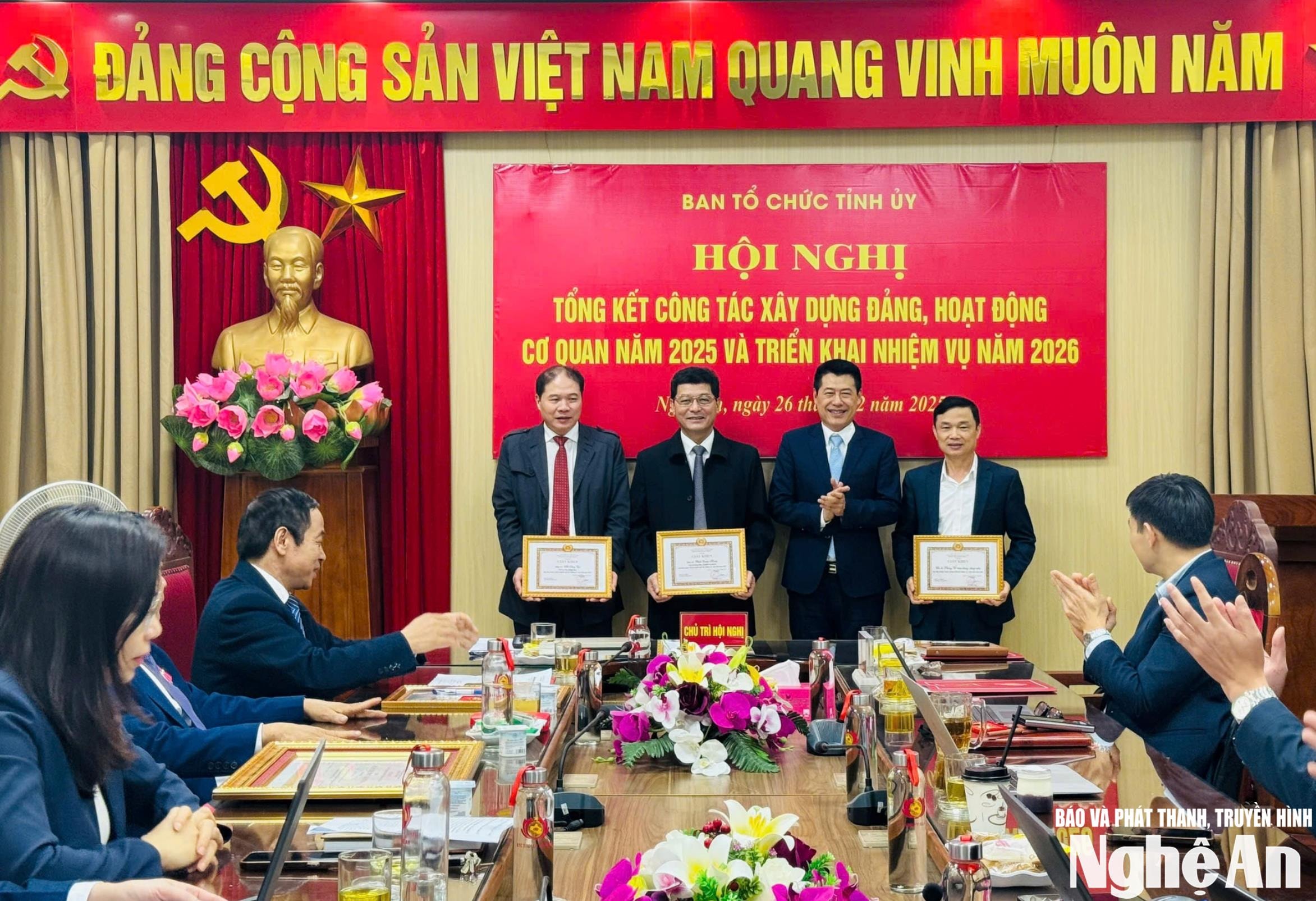 trao-tang-khen-thuong-cho-cac-dang-vien-hoan-thanh-xuat-sac-nhiem-vu-tieu-bieu-trong-nam(1).jpg