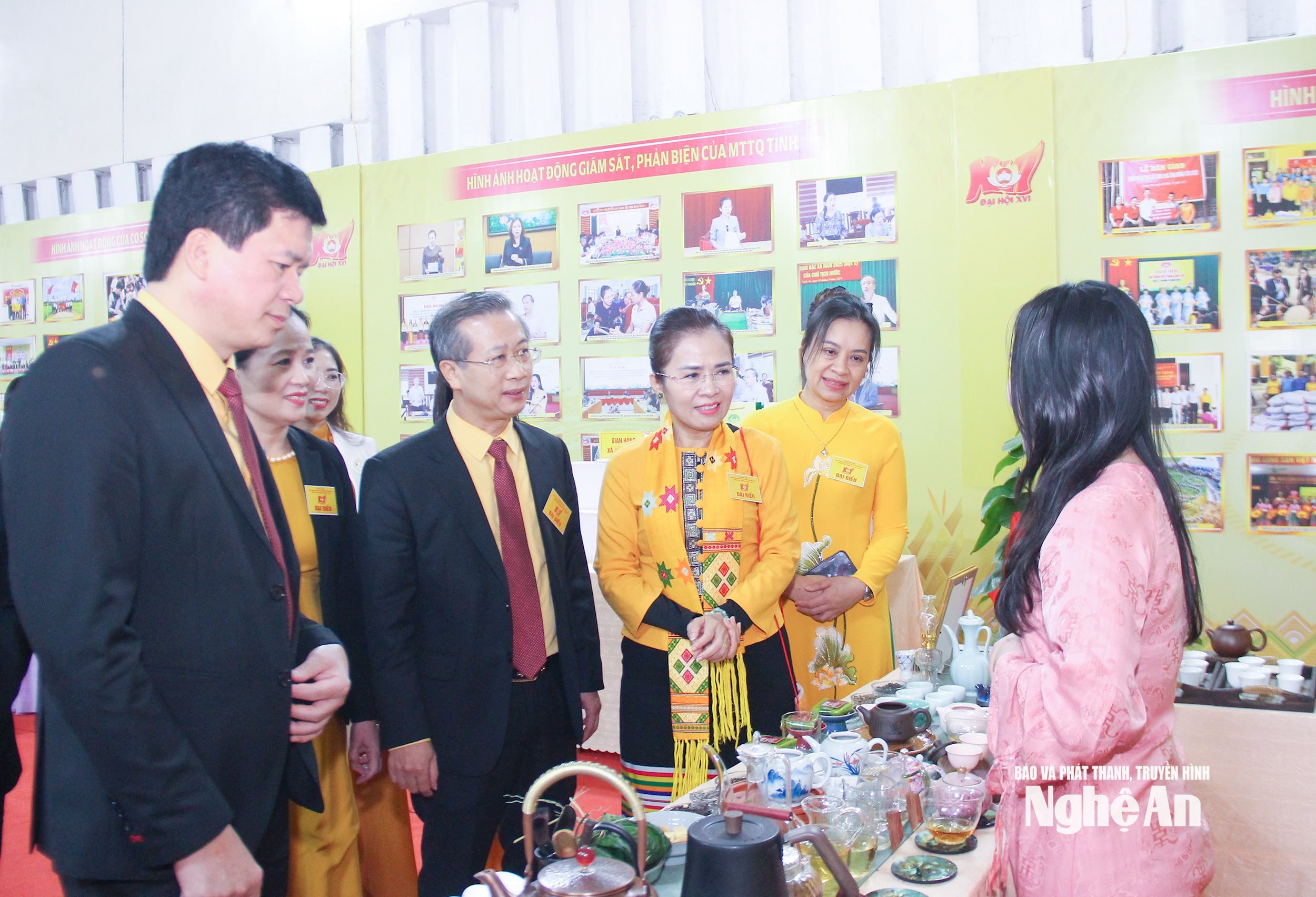  Đồng chí Võ Thị Minh Sinh và lãnh đạo Uỷ ban MTTQ Việt Nam tỉnh. Ảnh Mai Hoa