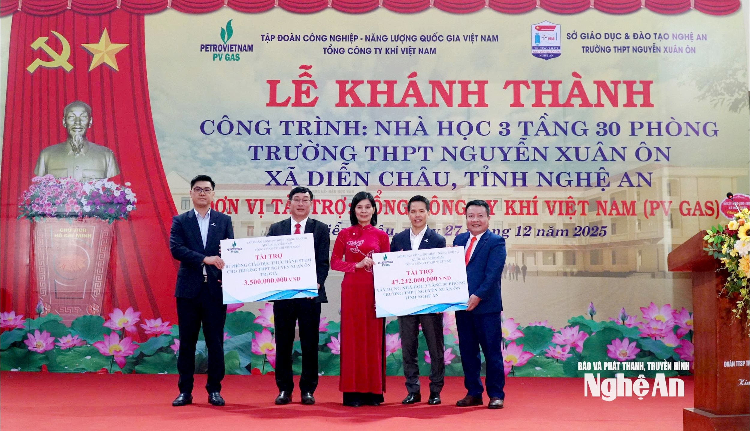 Lãnh đạo Tổng Công ty Khí Việt Nam trao biển tài trợ Nhà học 3 tầng và phòng học STEM cho Trường THPT Nguyễn Xuân Ôn. Ảnh - Mỹ Hà