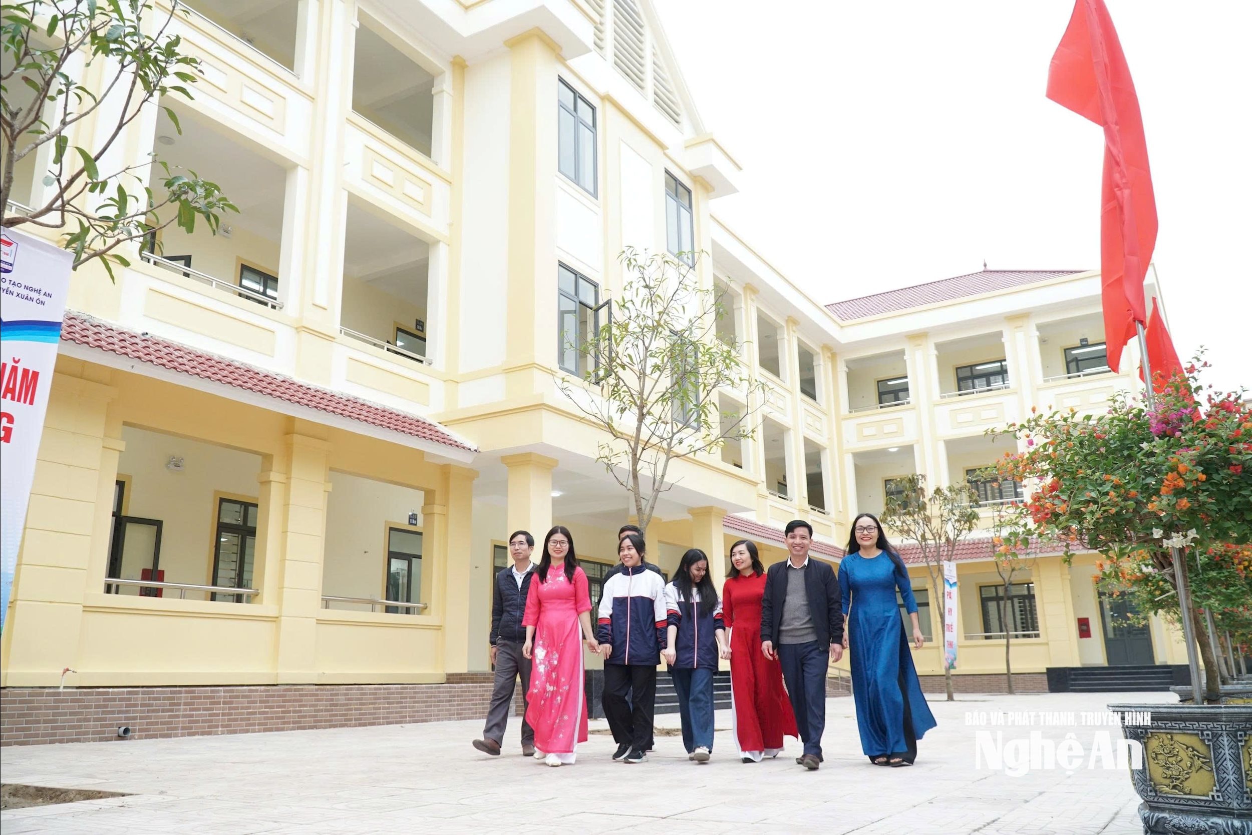 Nhà học 3 tầng với tổng đầu tư hơn 42 tỷ đồng do Tổng Công ty Khí Việt Nam tài trợ cho Trường THPT Nguyễn Xuân Ôn. Ảnh - Mỹ Hà