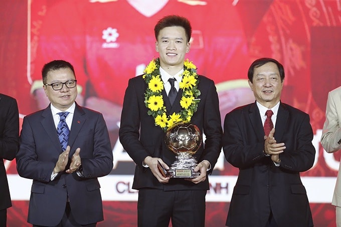 Hoàng Đức lần thứ 3 nhận Quả bóng vàng Việt Nam